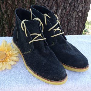 Trendy black suede chukka boots